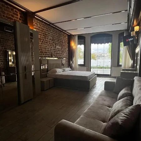 Fe Homes & Suites