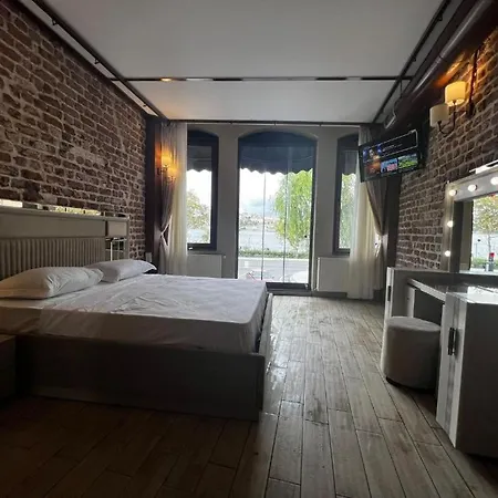 Fe Homes & Suites *